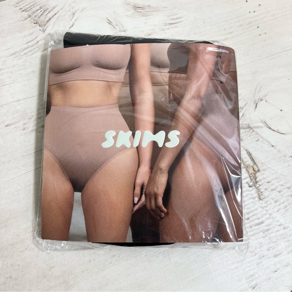 SKIMS Core Control Brief Black Onyx 4xl/5xl Shapewear - Picture 4 of 9